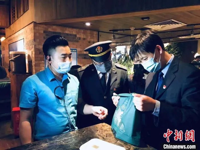 图为北京市场监管部门开展执法检查工作。　陈杭 摄