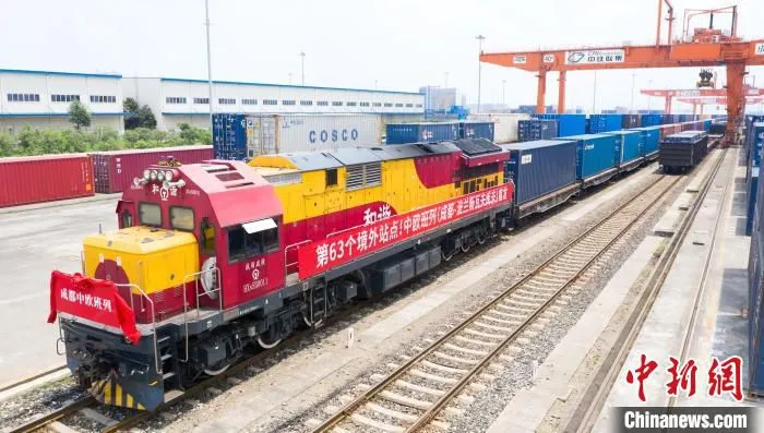 满载集装箱的中欧班列从成都国际铁路港驶出。　白桂斌 摄