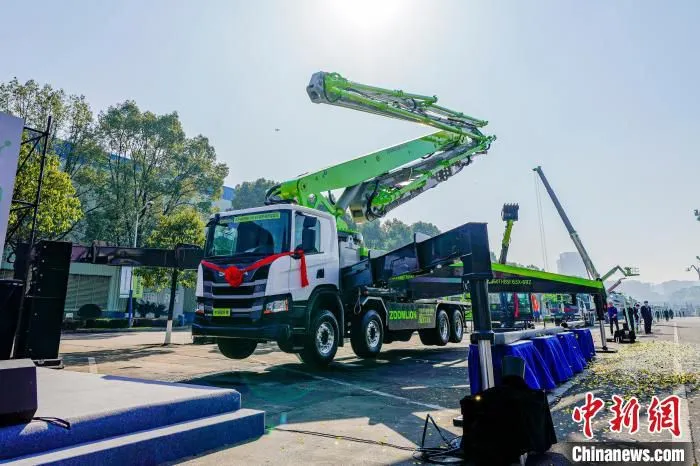 中联重科完全国产化碳纤维臂架泵车。　中联重科供图