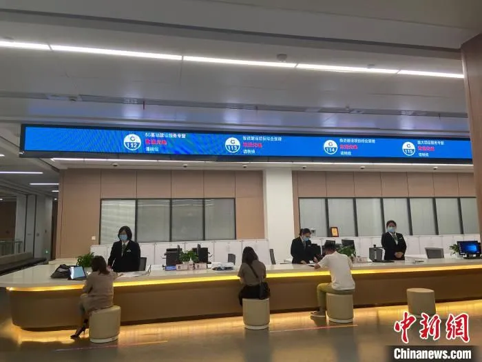 萧山区行政服务中心内。　黄慧 摄