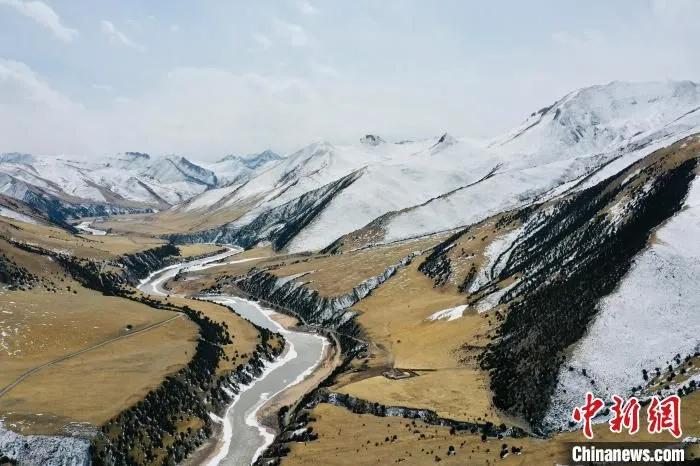 图为青海玉树藏族自治州境内风景。　李江宁 摄