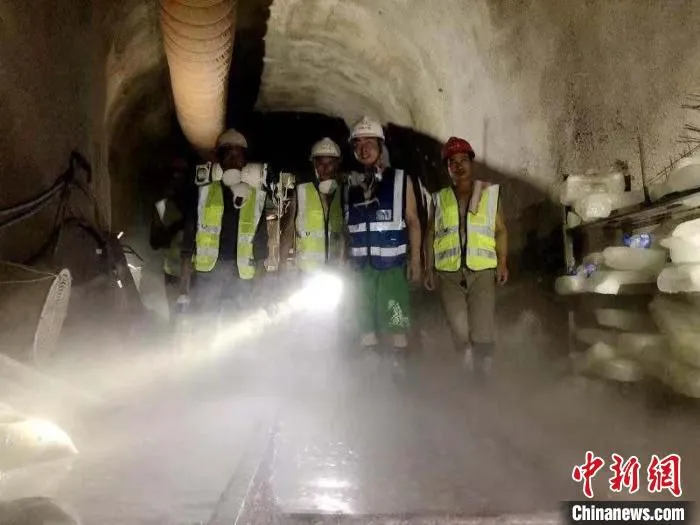 图为秀岭隧道部分建设者。　王一翔 摄