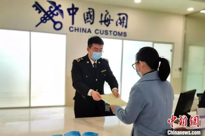 海关关员在上合示范区原产地证书审签中心签发首张原产地证书。　吕婕 摄