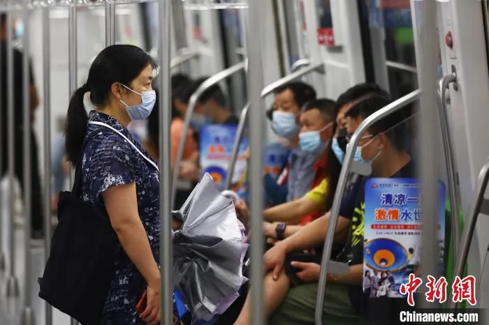 车厢里的乘客。　泱波 摄