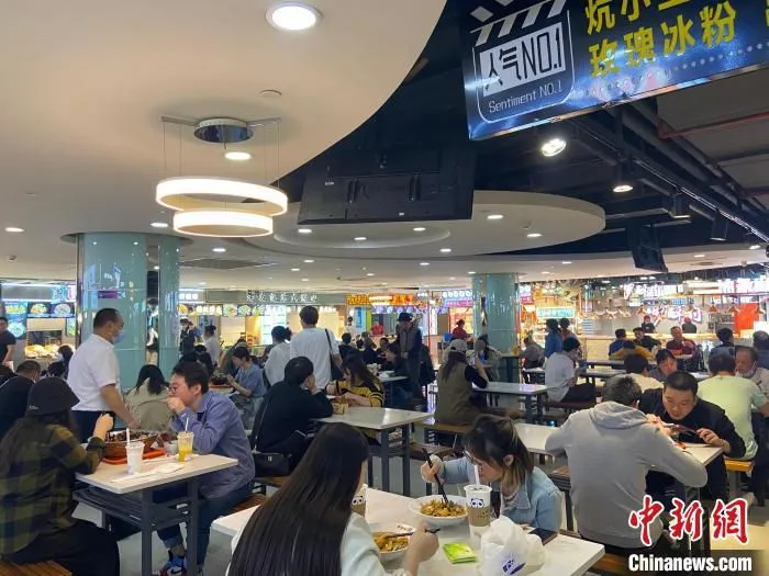 线下餐饮火热。　黄慧 摄 摄