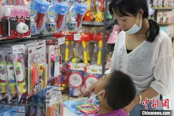 温宿县居民正在选购儿童用品。　蒋磊 摄