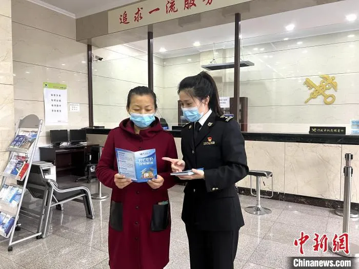 哈尔滨海关所属佳木斯海关关员向企业人员宣讲RCEP惠企政策。　哈尔滨海关供图