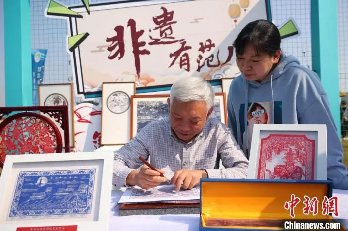非遗展示有范有趣。　泱波 摄