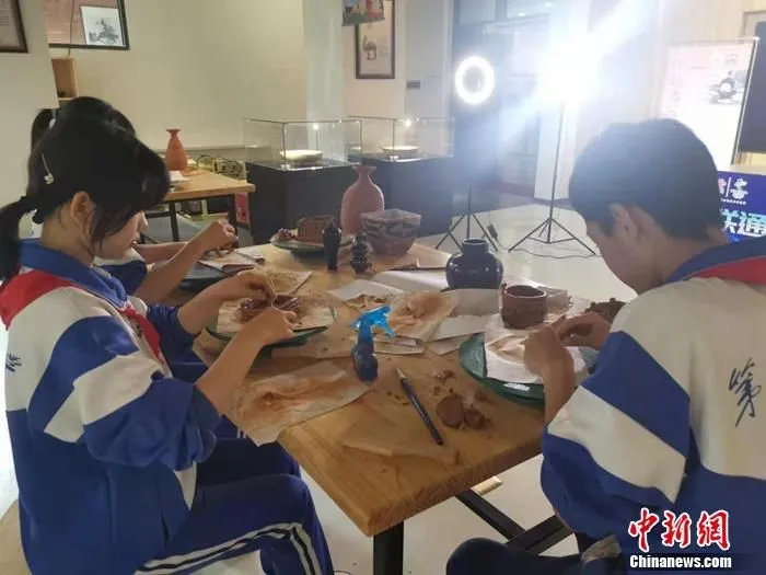 图为学生在上陶艺课。 中新网记者 谢艺观 摄