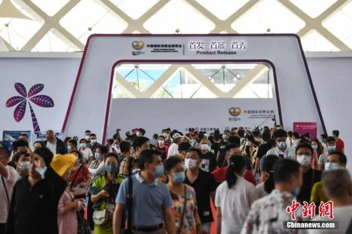 5月10日，海南省海口市，首届消博会开始对公众开放。图为民众走进消博会登录厅。 中新社记者 崔楠 摄