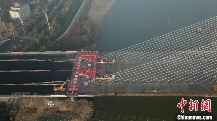 11月19日，阜裕大桥主跨施工现场。　陈于飞 摄