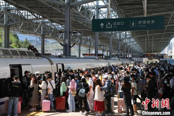 图为国庆假期搭乘动车出行的旅客。 何思远 摄 图为国庆假期搭乘动车出行的旅客。 何思远 摄