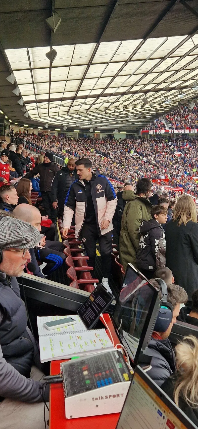 记者：马奎尔在包厢与英格兰助教聊天 红魔死忠喊格雷泽家族滚蛋