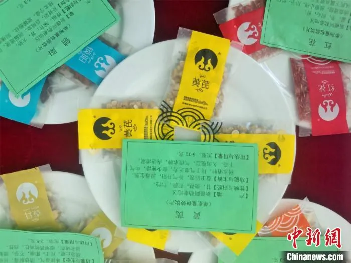 通过引进大型药企,合作进行原料药浓缩液萃取,开发中药药膏、饮片等多品类产品。 史玉江 摄 通过引进大型药企,合作进行原料药浓缩液萃取,开发中药药膏、饮片等多品类产品。 史玉江 摄