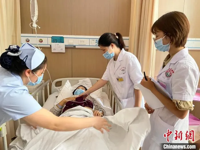 图为东莞市援万医生在万山区医院给患者看病。　杨晓敏 摄