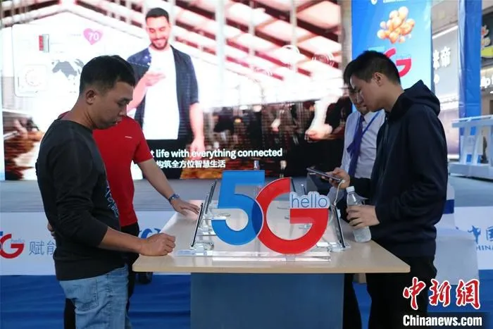 资料图：民众选购5G手机。中新社记者 林馨 摄
