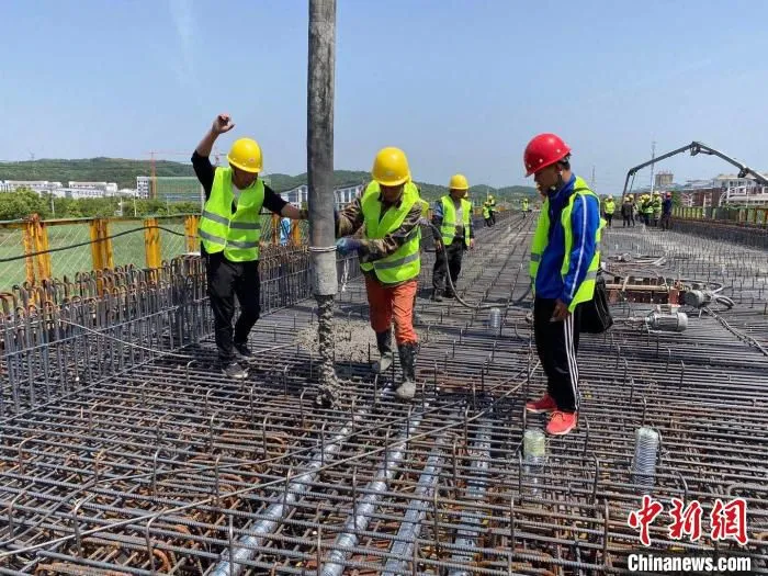 工人浇筑混凝土 许无疾 摄