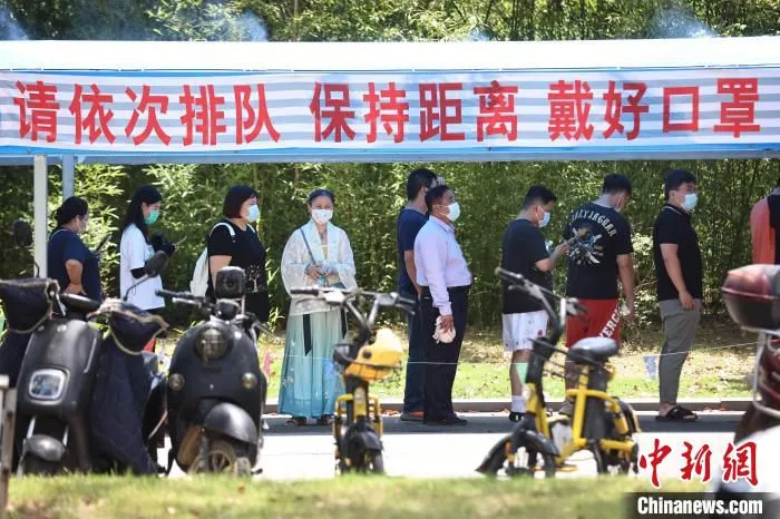 市民排队有序开展核酸检测。　泱波 摄