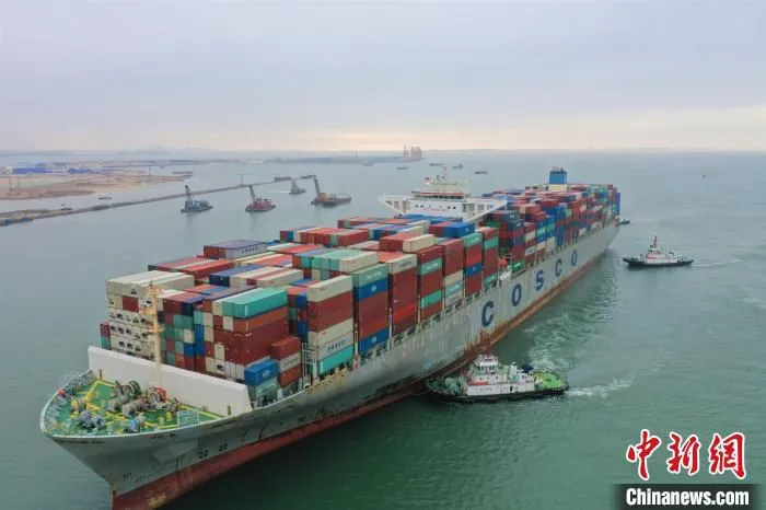 图为进出广西北部湾港的大型集装箱船。　广西北部湾国际港务集团有限公司供图