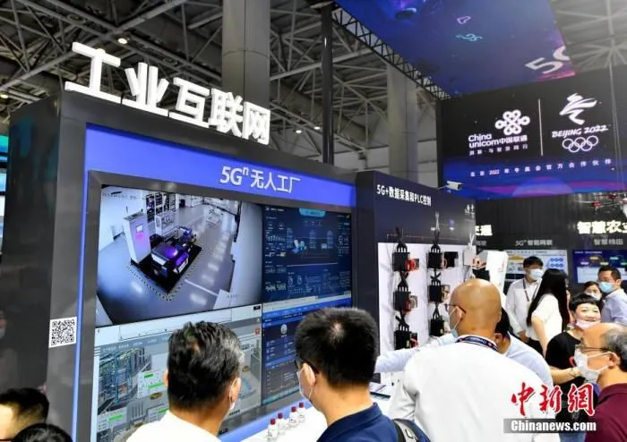 1月20日，中国工业和信息化部披露了5G发展的最新数据：至2021年末，累计建成开通5G基站142.5万个，5G手机终端连接数达到了5.18亿户。资料图为福州一展会上的工业互联网展区。 中新社记者 吕明 摄
