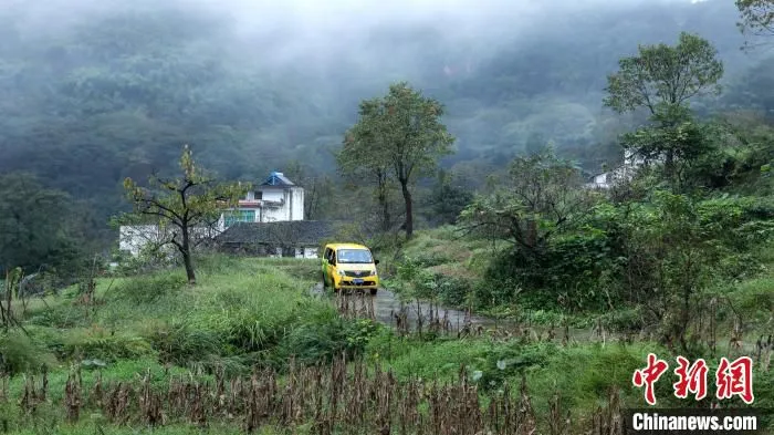 小黄车行驶在四川乡村公路上。　四川省交通运输厅道路运输管理局供图