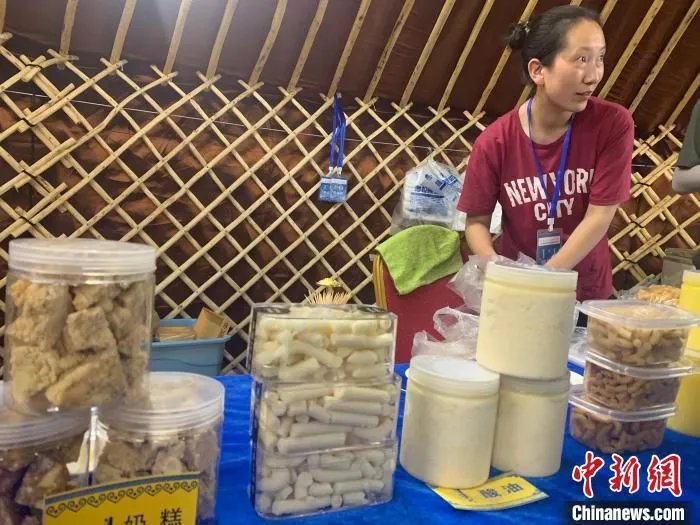 图为敖能正在带着她的奶食品参加正蓝旗日前举办的奶食节。　奥蓝 摄