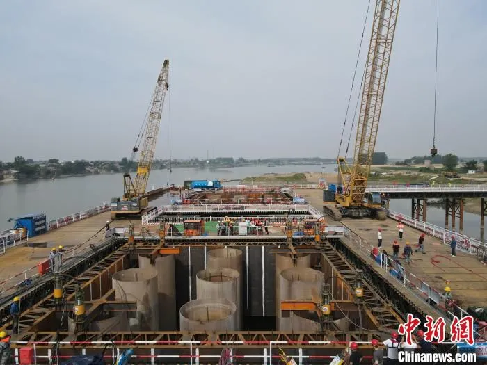 临淮关跨淮河特大桥首节双壁钢围堰吊装施工现场。　周扬 摄