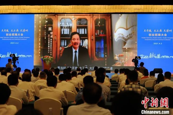 意大利福建总商会会长吴建成视频贺电。　张金川 摄