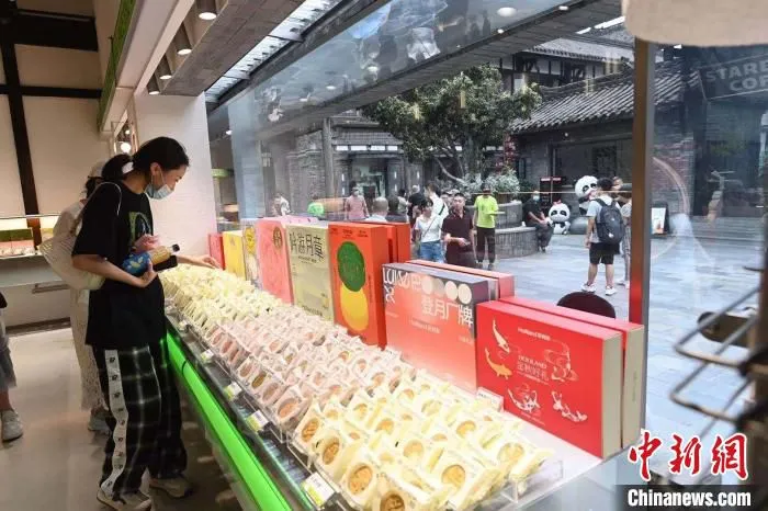 顾客选购月饼。　安源 摄