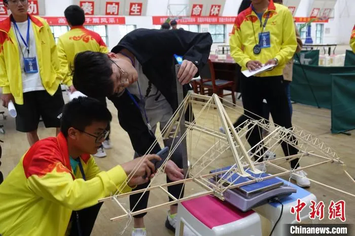 图为第三届西藏大学生结构设计竞赛比赛现场。　冉文娟 摄