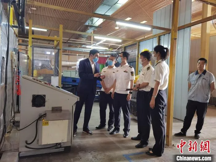 图为大连自贸片区综合监管执法局和金普海关执法人员到企业进行安全生产检查。　冷晓汀 摄