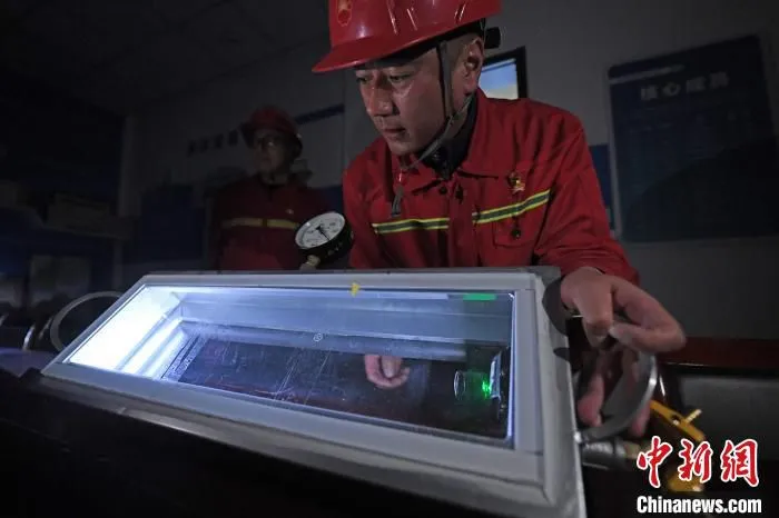 图为兰州石化电焊工技能专家宋满堂和团队发明的焊缝真空试漏装置。　杨艳敏 摄