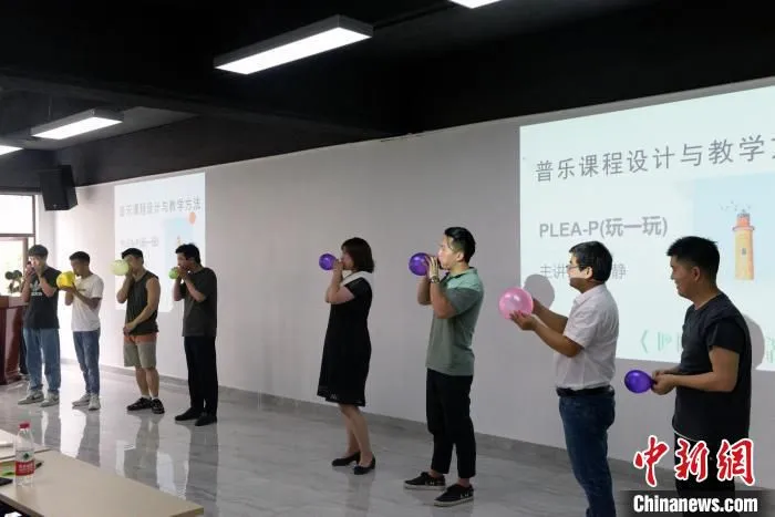 参加特训营活动的人员上台互动。　张丽 摄