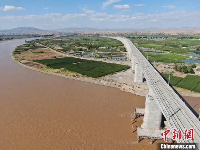 图为航拍镜头下的中兰铁路靖远黄河特大桥。　王子良 摄
