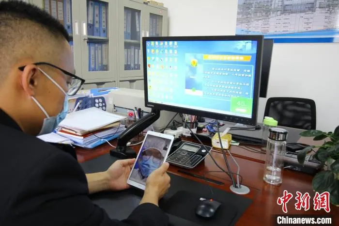 图为工作人员通过“网上报”“线上审”“不见面”“零接触”等方式办理业务，减轻疫情对进出口企业影响。　赵南启 摄