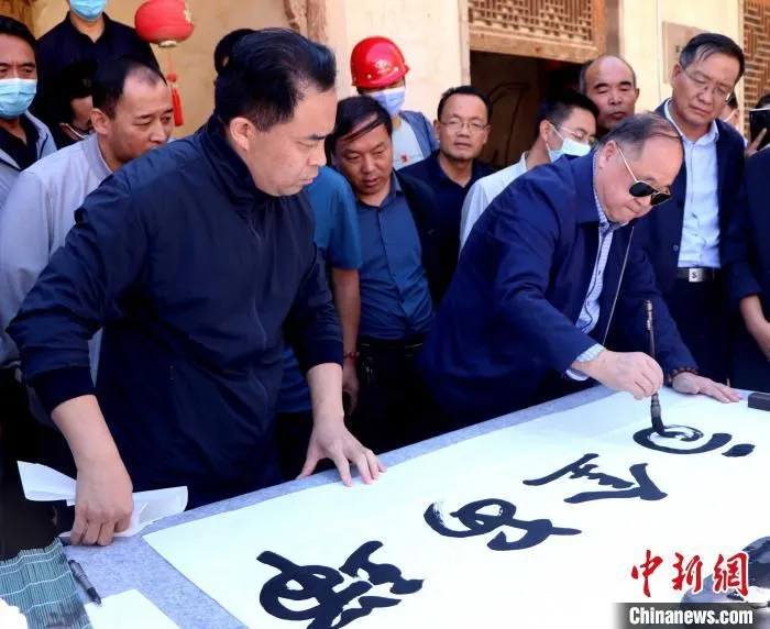 图为作家莫言为甘肃民勤执笔题写“瑞安金雨”“乡村记忆”。　马爱彬 摄