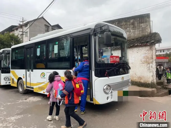 在学校门口接学生的“学生车”。　祝欢 摄