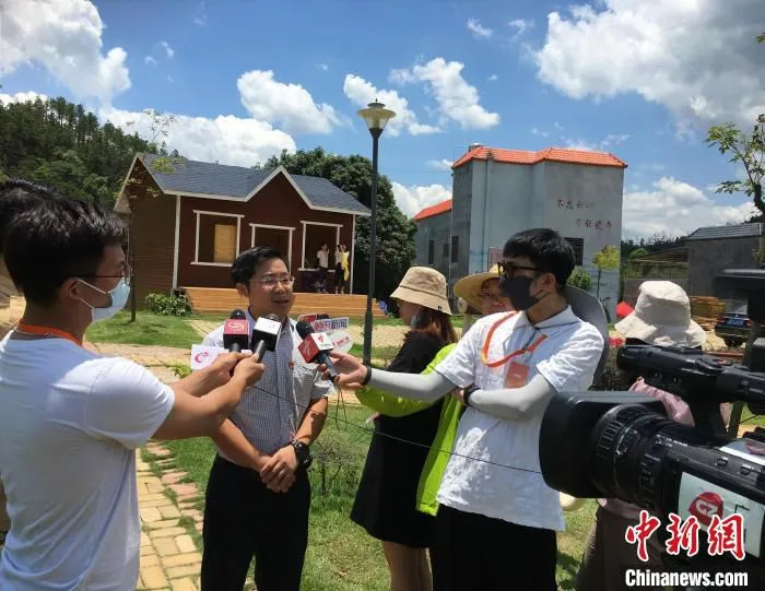 图为王韶松在接受“沿着高速看中国(广东)”采访团的记者采访 宋秀杰摄 摄
