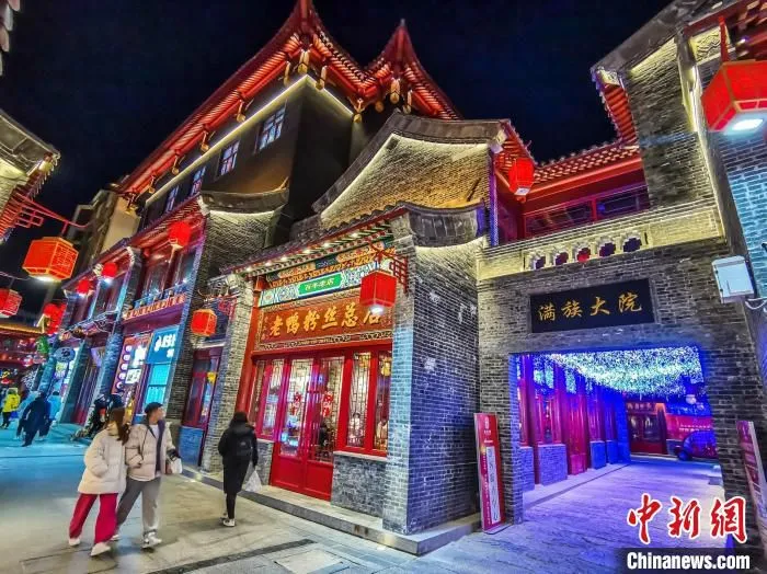 游客行走在古色古香的中街胡同(资料图)。　沈河区委宣传部供图