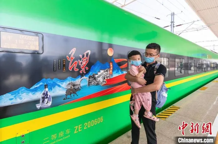 旅客乘坐吕梁至太原首趟动车出行。　冯帅 摄