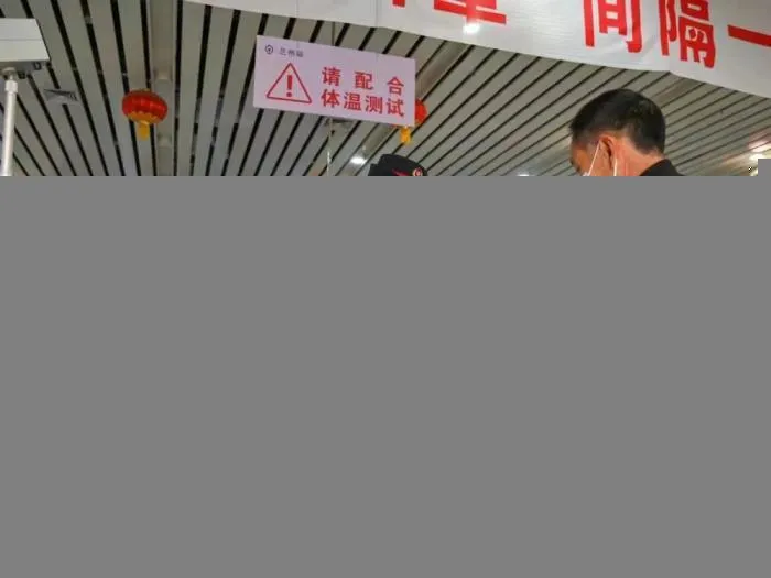 图为旅客从兰州车站出行。(资料图) 兰州铁路局供图
