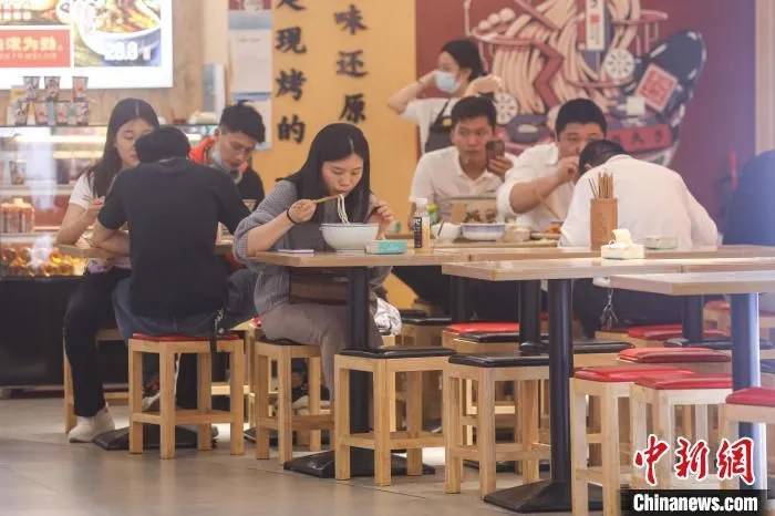 图为南昌市民在一家面馆内就餐。(资料图) 刘力鑫 摄