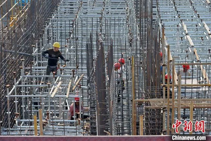 图为3月中旬，工人在福建泉州一大桥工地上施工。(资料图片) 中新社记者 王东明 摄