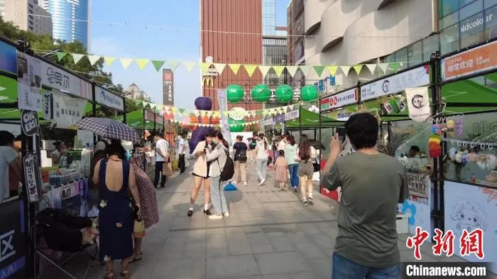 “咖啡节”上的年轻人。　党田野 摄