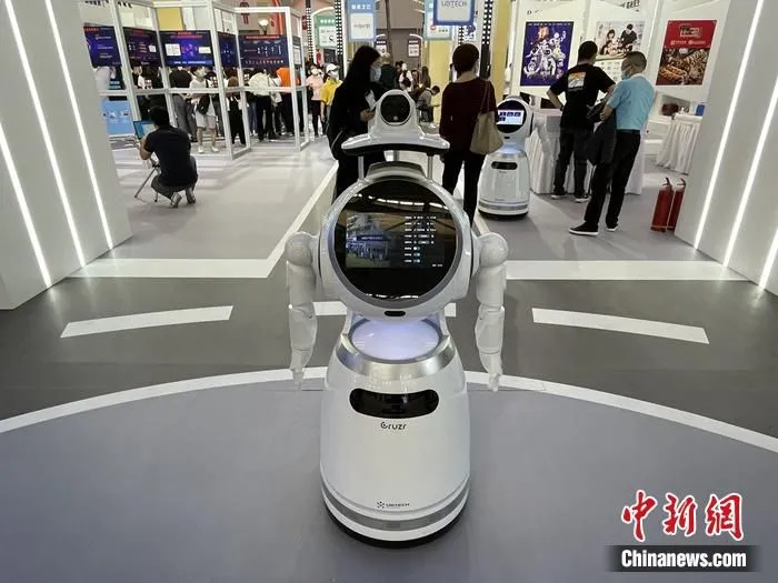 机器人增加测温、提醒戴口罩等功能。中新网记者 吴涛 摄