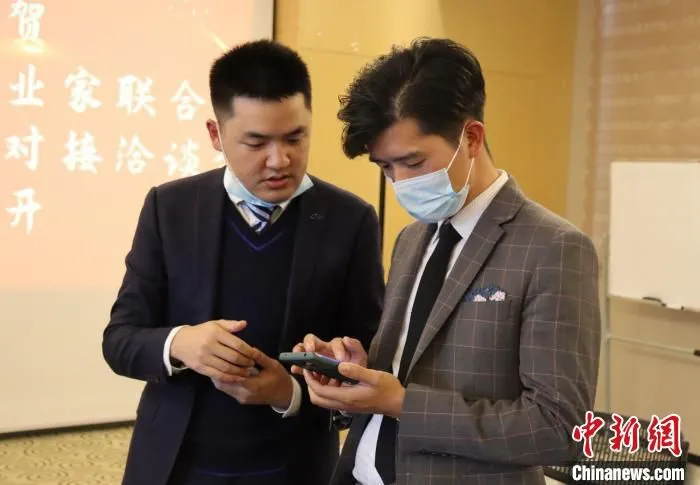 图为企业与银行代表面对面洽谈。　吴允杰 摄