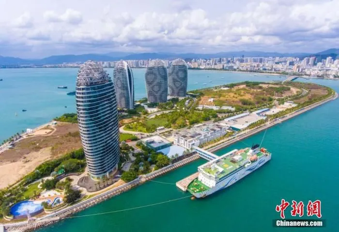 资料图：三亚凤凰岛国际邮轮码头。(无人机照片) 中新社记者 骆云飞 摄