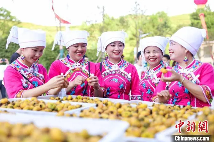 资料图：民众食用刺梨鲜果。　刘祥 摄