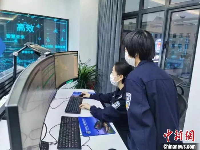 数据复核组民警，核对录入数据，严密口岸管控。　 姚陈滢摄 摄