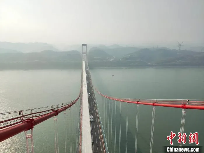 图为，正在施工改造中的湖北宜昌长江大桥 张梓桓 摄